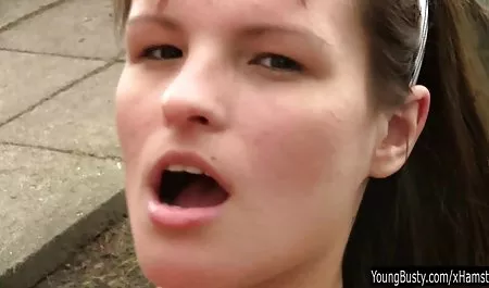レナーポールが自然のギャルがお金のためのBlowjob-公共の場所で エロ 素股